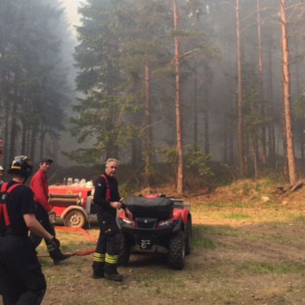 Brandmän jobbar vid Fettje mosse
