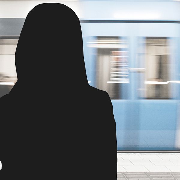 Kvinna framför tunnelbana.