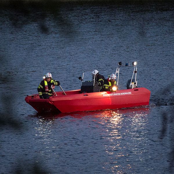 Räddningstjänsten söker genom vattnet.