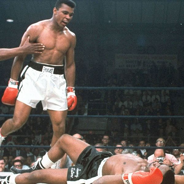 Mohammad Ali hålls tillbaka av domaren Joe Walcott efter att han knockat motståndaren Sonny Liston i första ronden under en match i Lewiston, Maine 1965.