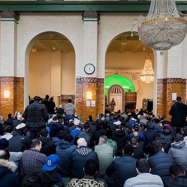 Fredagsbön i moskén på Södermalm i Stockholm.