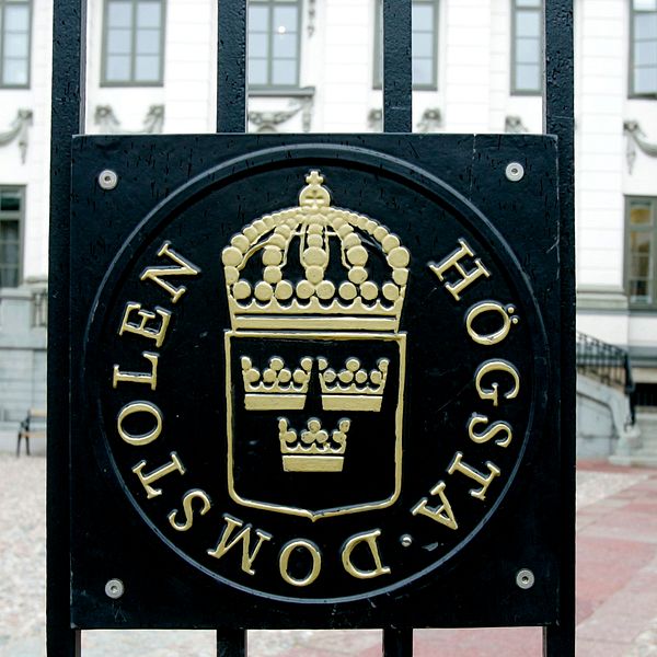 En skylt utanför Högsta Domstolen i Stockholm.