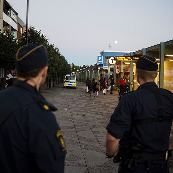 Poliser patrullerar vid Tenstagången. Arkivbild.