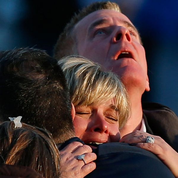 Sörjande föräldrar samlades utanför Sandy Hook Elementary School i Connecticut efter tragedin.