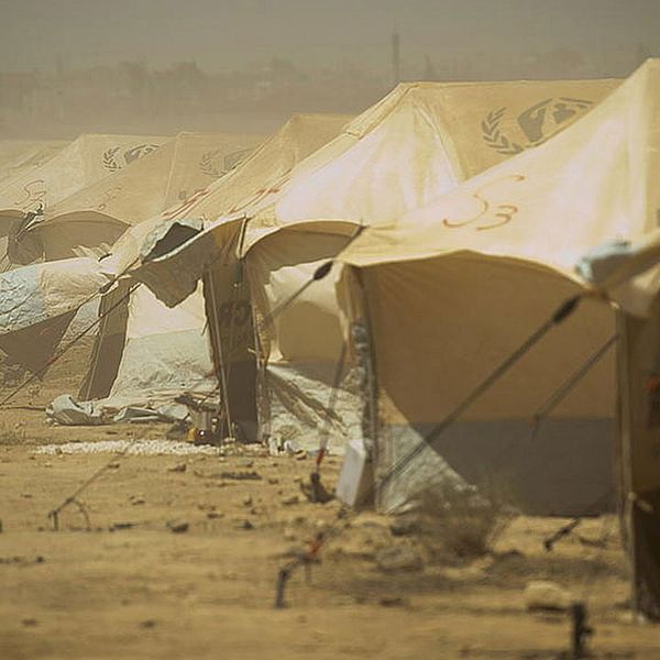 En kvinna går genom flyktinglägret Zaatari, i Jordanien. Väderförhållandena i lägret är svåra, med omväxlande kyla och hetta samt sandstormar.