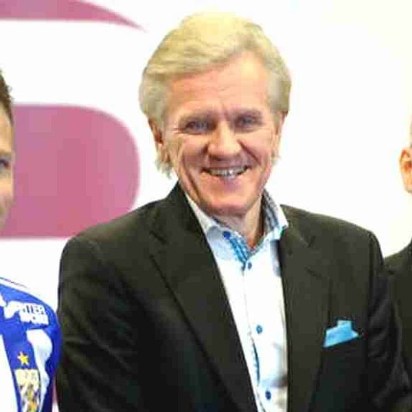 Prioritet Finans vd Nils Wiberg när avtalet med IFK Göteborg presenterades. Till vänster Blåvitt-stjärnan Tobias Hysén.