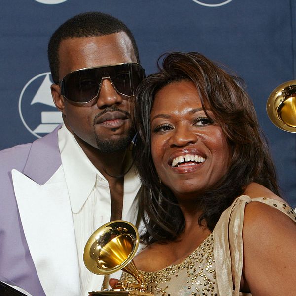 Kanye West tillsammans med sin mamma Donda West under Grammy Awards 2006.