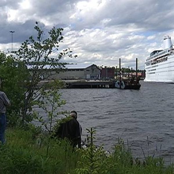 Vid klockan fem på tisdagskvällen anlände omstridda Ocean Gala, ett skepp som planerats att användas som asylboende, till hamnen i ångermanländska Utansjö. Där möttes man av upprörda människor. – Jag tycker det är bedrövligt, säger Fredrik Nordin från Älandsbro.