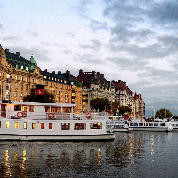 Båtar vid Nybrokajen i Stockholm.