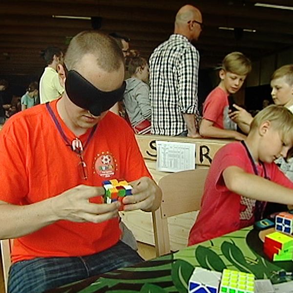 Tomas Kristersson löser rubiks-kub med förbundna ögon.
