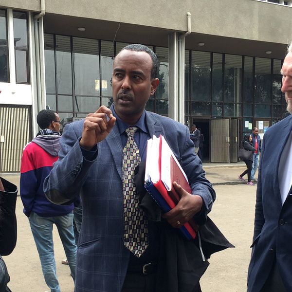 Dottern Emy Maru och den svenske advokaten Hans Bagner tar emot beskedet från Fikru Marus etiopiske advokat.