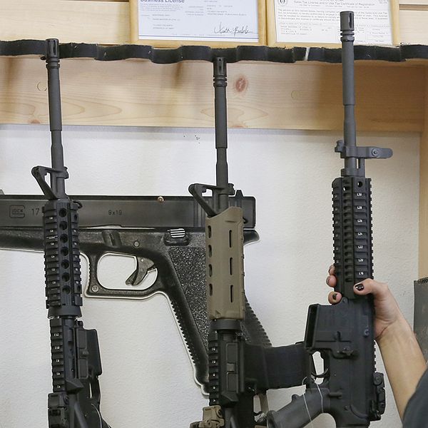 AR-15, halvautomatiska vapen, av samma typ som gärningsmannnen i Orlandodådet använde.