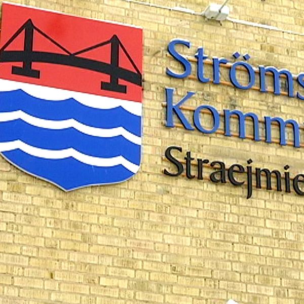 Strömsunds kommun med kommunvapnet på en husvägg.