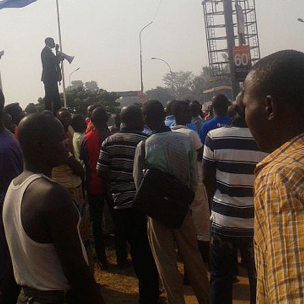 Protester vid franska ambassaden i Centralafrikanska republikens huvudstad Bangui mot rebellers avancemang i landet. Från 26 december 2012. Foto: Scanpix