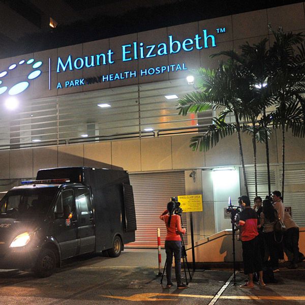 Den unga indiska kvinna som gruppvåldtogs på en buss i New Delhi har avlidit på Mount Elizabeth Hospital i Singapore
