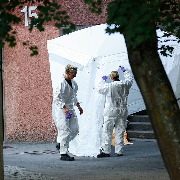 Polisens tekniker på plats vid Tensta Allé i nordvästra Stockholm där en person har dödats och en skadats allvarligt i en skottlossning på måndagskvällen. En förundersökning är inledd angående mord och mordförsök.