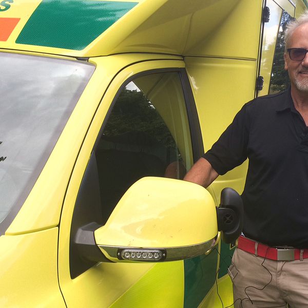 Bernt Gustafsson, fordonsansvarig Region Kronoberg visar den nya ambulansen