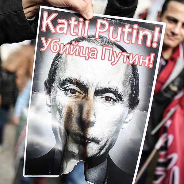 27 november 2015. En turkisk demonstrant bränner en bild på ryske presidenten Vladimir Putin efter nedskjutningen av ett ryskt bombplan på gränsen mellan Turkiet och Syrien. På bilden står ”Putin mördare” på turkiska och ryska.