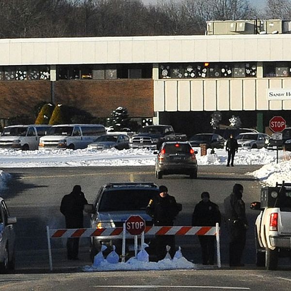 Poliskontroll vid infarten till den nya Sandy Hook-skolan