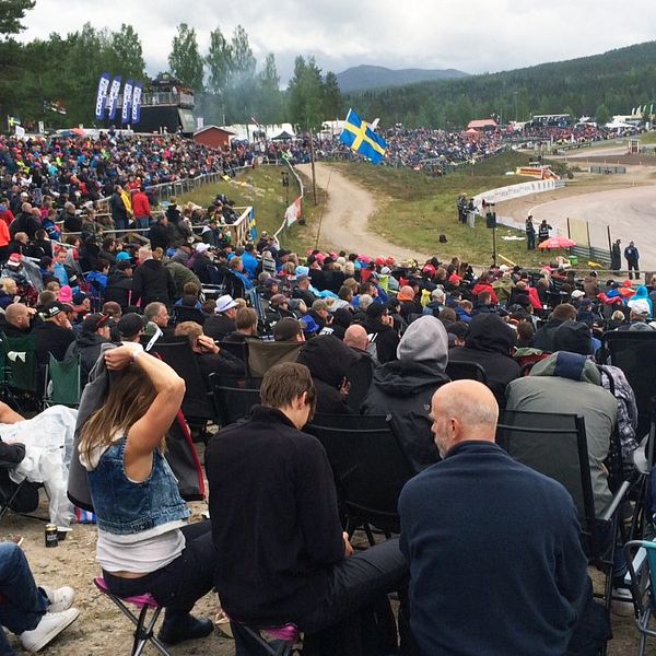 Publik som sitter runt rallycrossbanan i Höljes