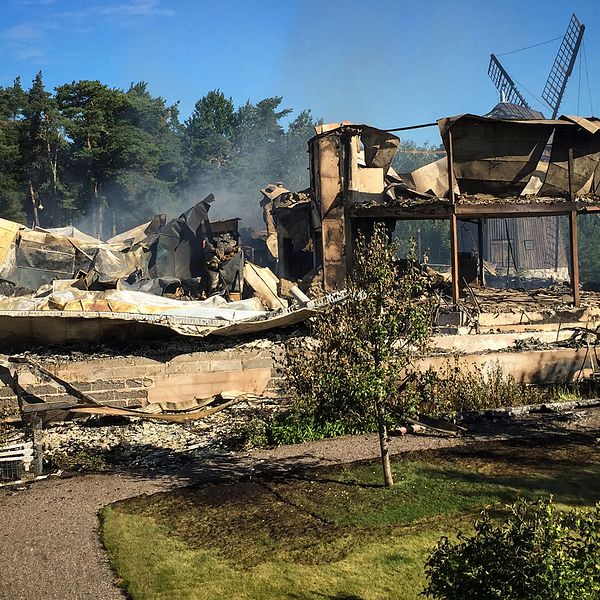 Det gamla värdshuset på Torekällberget i Södertälje har helt förstörts i en brand.