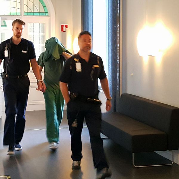 En av de åtalade förs in under den sista rättegångsdagen i det så kallade tortyrmålet i Karlskrona.