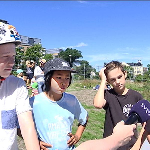 Fyra kickboardåkare intervjuas av SVT på invigningen av Löga Skatepark.