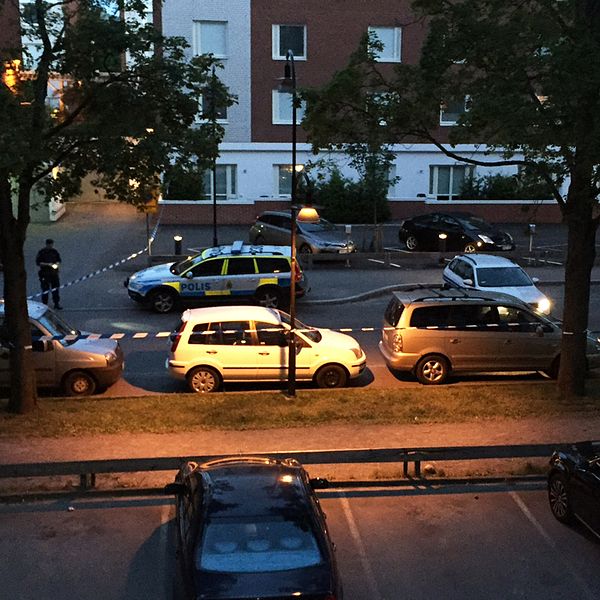 Polisen tror att automatvapen kan ha använts när skott avlossades i Sollentuna utanför Stockholm.