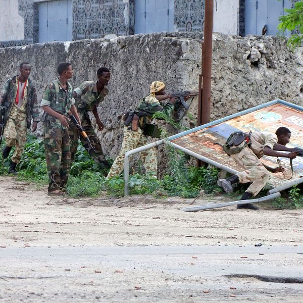 Terrorgruppen al-Shabaab attackerar en Somalisk militärbas.