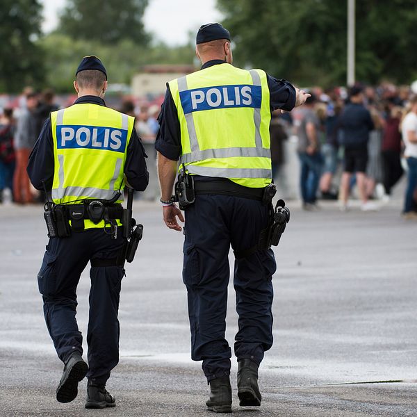 Två poliser patrullerar på festival