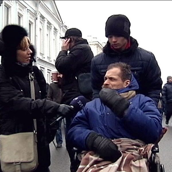 SVT:s korrespondent Elin Jönsson vid demonstrationerna i Moskva mot nya adoptionslagen. Anton Koposov/SVT