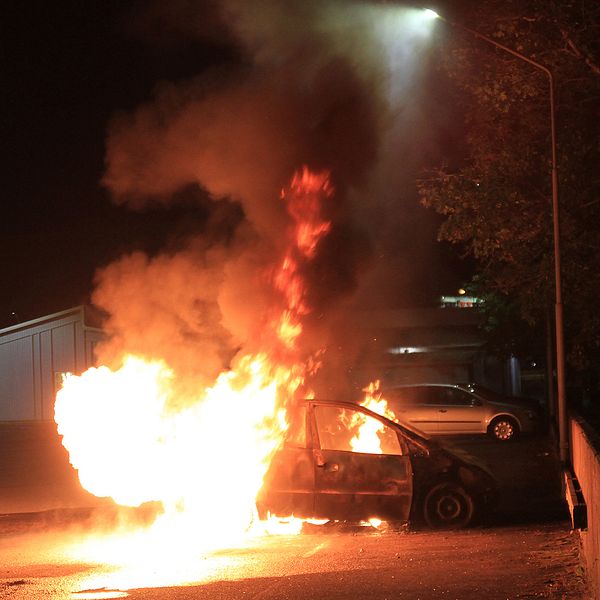 En bil brinner på Bandstolsvägen i Gottsunda.