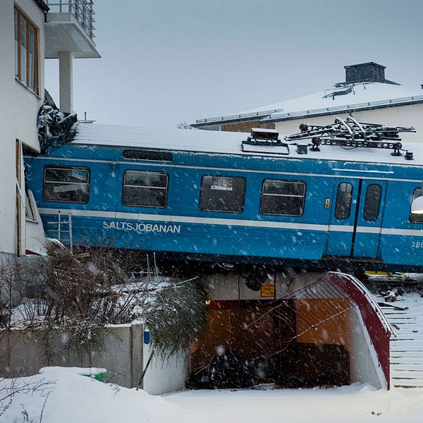 Tågvagn som är halvvägs in i bostadshus