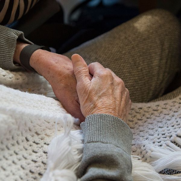 En äldre kvinnas händer.