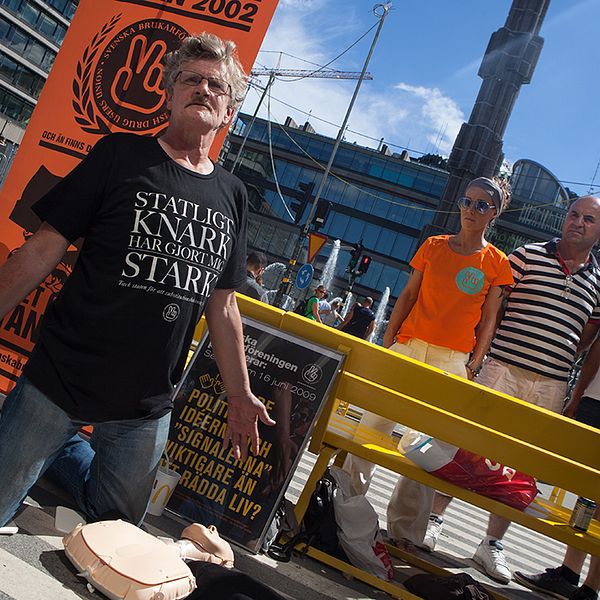 Niklas Eklund, sprututbytesansvarig inom Svenska brukarföreningen, demonstrerar hur Naloxon ges vid Sergelstorg i Stockholm.