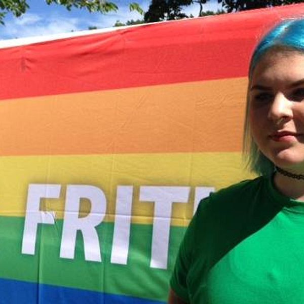 Åke Lindgren framför Ung fritids Prideflagga