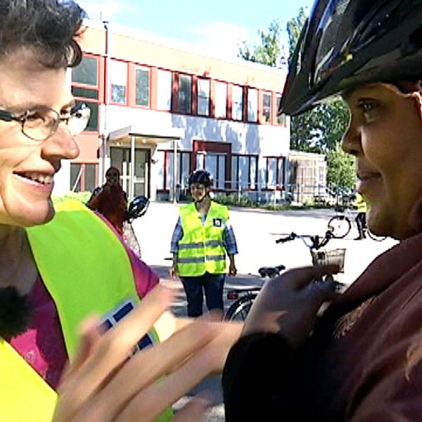 Dorothea Lagrange är ST läkare på Hälsocentralen i Sätra och hon uppmärksammade att det fanns många kvinnor som inte kunde cykla, men som gärna ville det. Sedan mitten av april har hon, med hjälp av andra volontärer, lärt ut cykling två gånger i veckan.