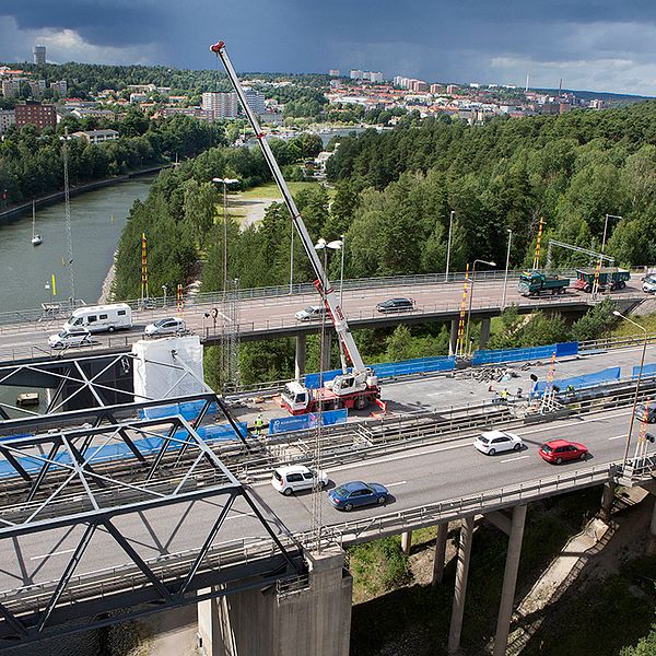Översiktsbild av motorvägsbron i Södertälje som repareras.