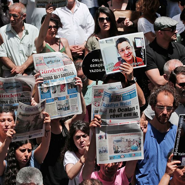 Människor demonstrerar mot gripandet av journalister i Istanbul.