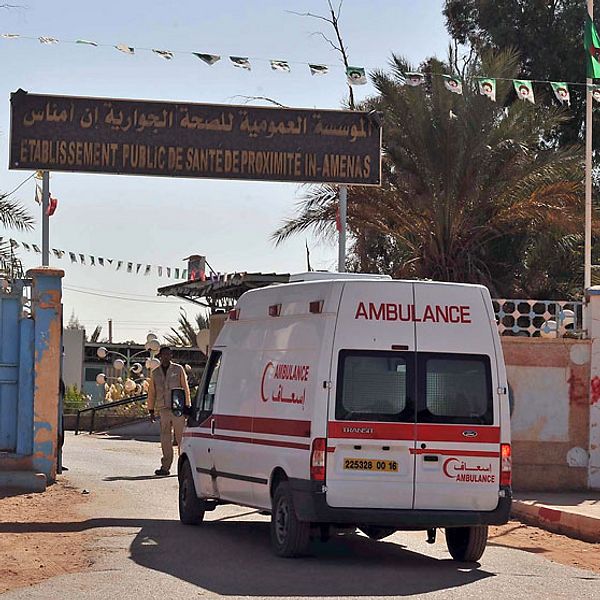 En ambulans anländer till ett sjukhus i närheten av gasanläggningen där gisslandramat i algeriska al Amenas ägde rum.