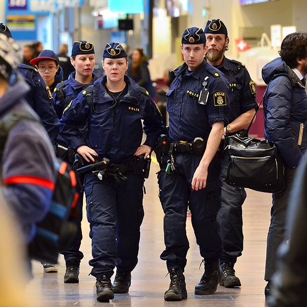 Poliser patrullerar Arlanda, bilden är tagen den 22 mars 2016.