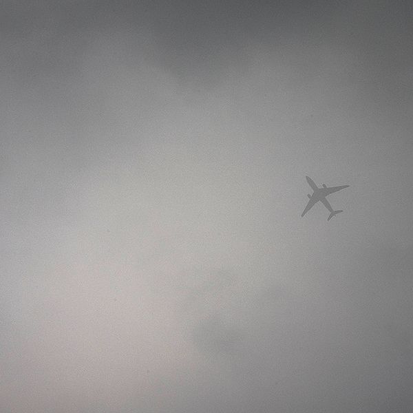 Ett passagerarplan flyger genom dimman i Peking.