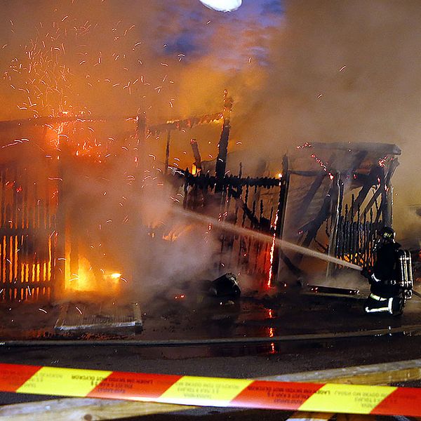 En av flera bränder i Borlänge natten till lördag. Bland annat eldhärjades ett sophus på Norrskensgatan och en bod på en kolonilott.