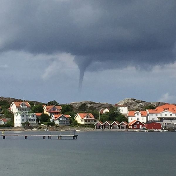 Tromb syns över berget vid en fiskeby i Bohuslän.