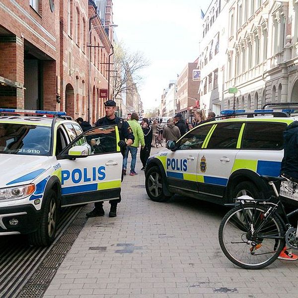 Poliser och polisbilar utanför Forumgallerian i Uppsala
