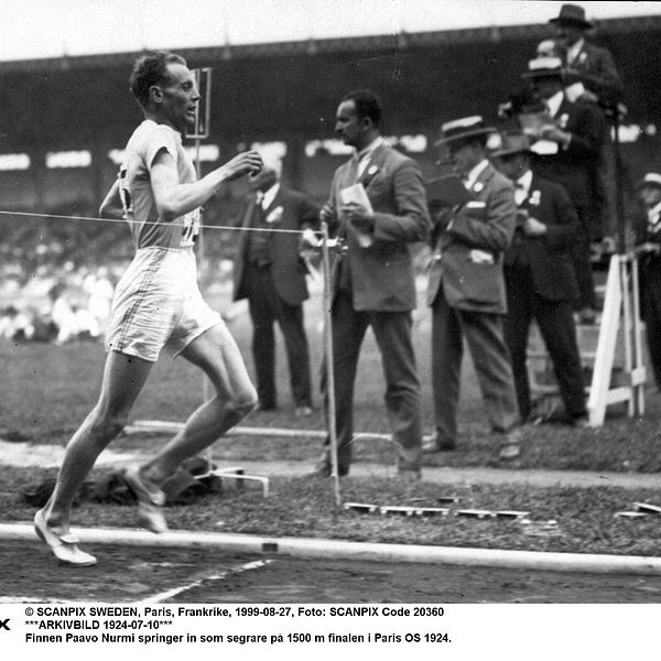 Paavo Nurmi saapuu maaliin 1500 metrin voittajana Pariisin olympialaisissa 1924.