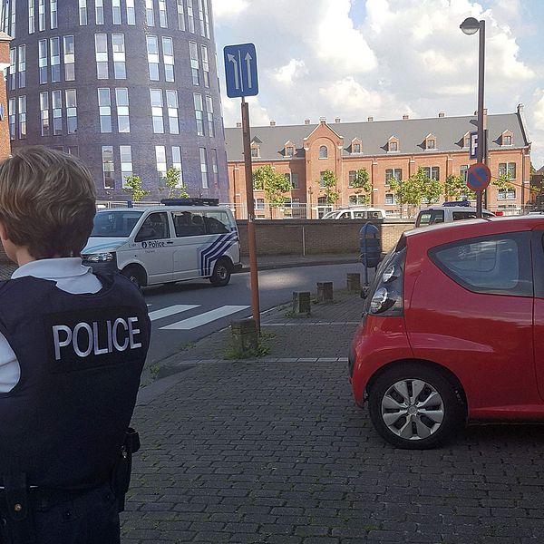 En belgisk polis utanför den polisstation där attacken inträffade.