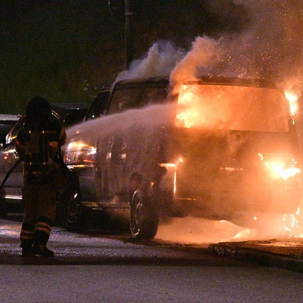 En minibuss brann på Hyllievångsvägen.