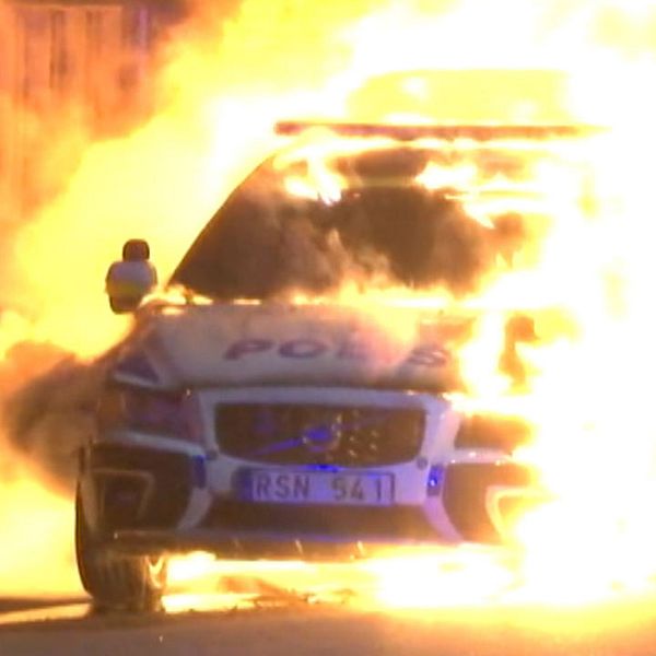 brinnande polisbil
