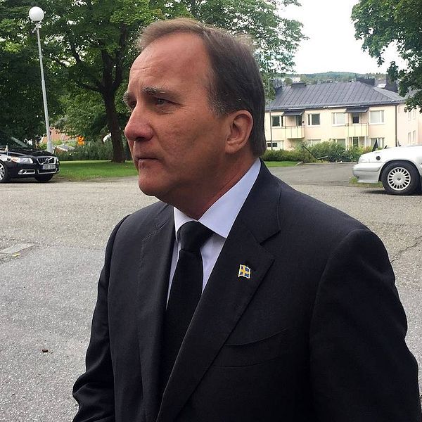 Statsminister Stefan Löfvén var allvarsam när han anlände till domkyrkan.